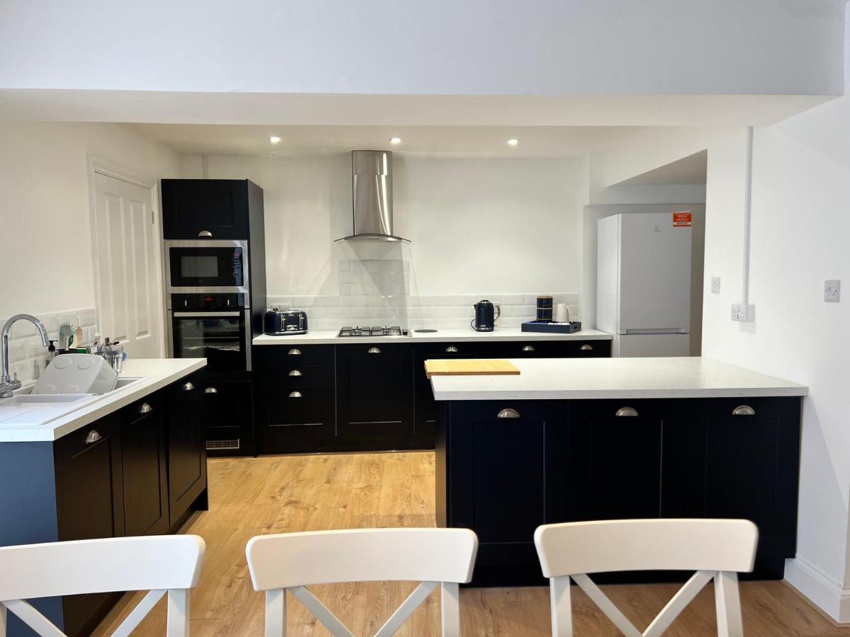 Heathcliff - 5 Bedroom House In Town Centre Тенби Экстерьер фото