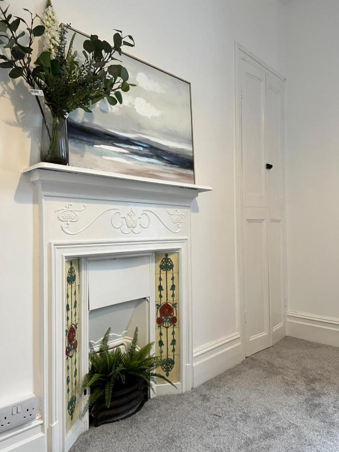 Heathcliff - 5 Bedroom House In Town Centre Тенби Экстерьер фото
