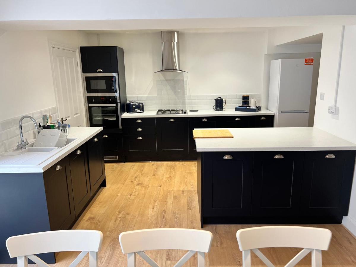 Heathcliff - 5 Bedroom House In Town Centre Тенби Экстерьер фото