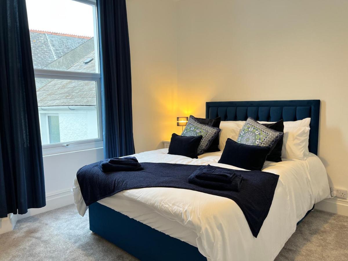 Heathcliff - 5 Bedroom House In Town Centre Тенби Экстерьер фото