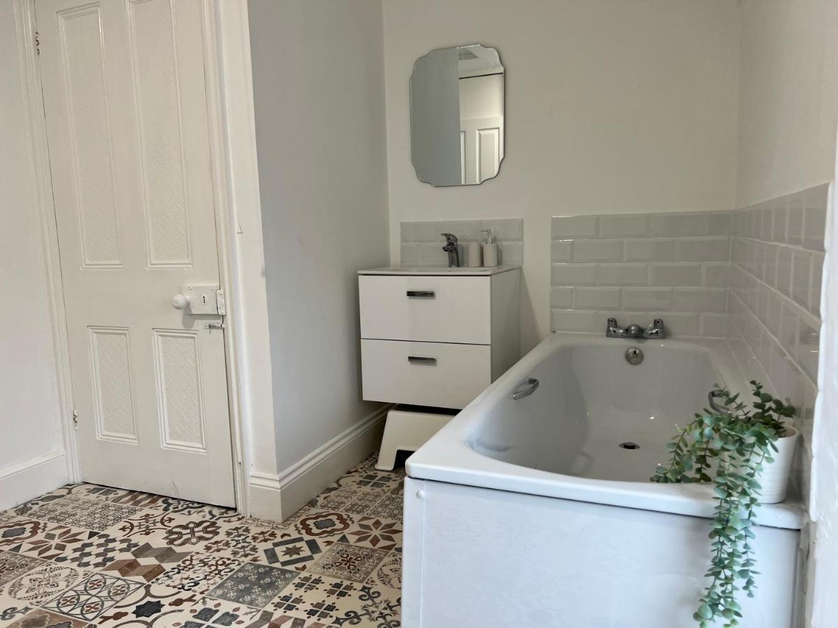 Heathcliff - 5 Bedroom House In Town Centre Тенби Экстерьер фото