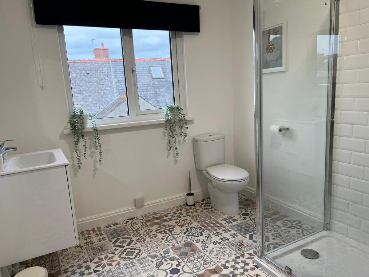 Heathcliff - 5 Bedroom House In Town Centre Тенби Экстерьер фото